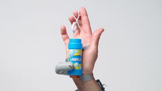 Robotic Thumb Is an Extra Appendage That Rewires Users’ Brains