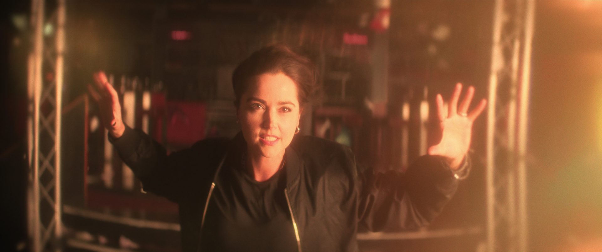 jenna coleman as johanna constantine holds her arms up to cast magic in the sandman